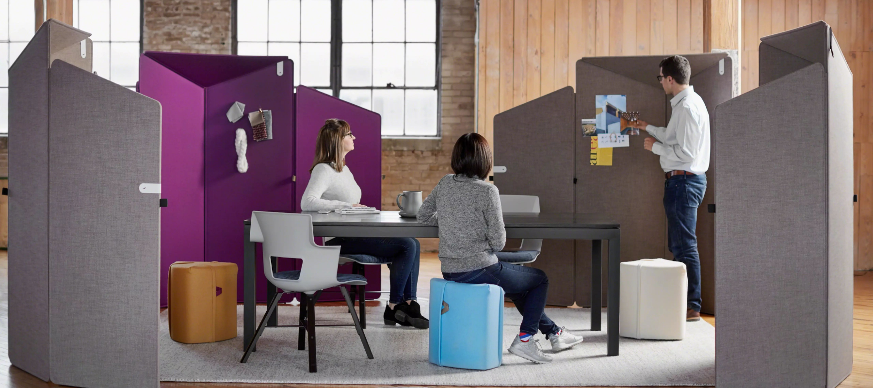 freestanding space division products create an impromtu team meeting space